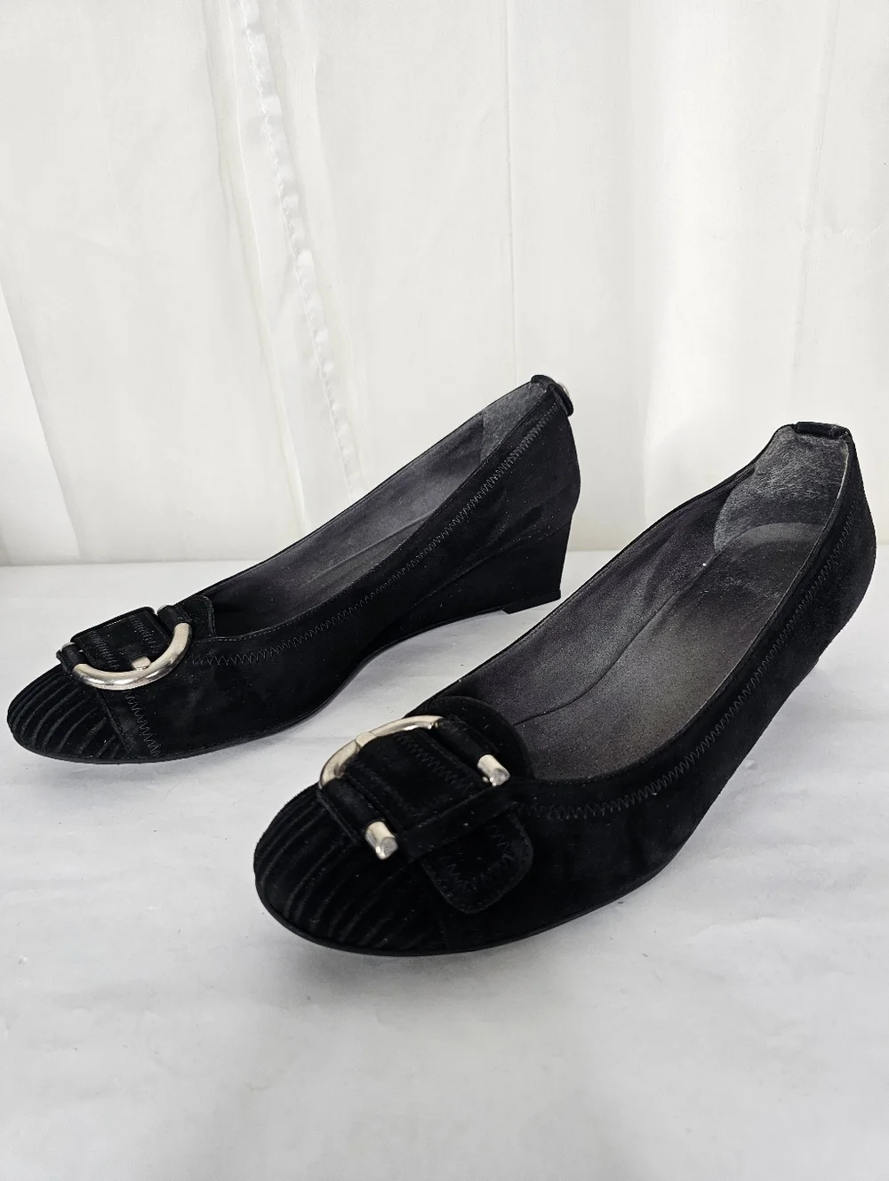 Stuart Weitzman Bucksome Black Suede Wedge Pump Gold Buckle 8.5 - Picture 4 of 9